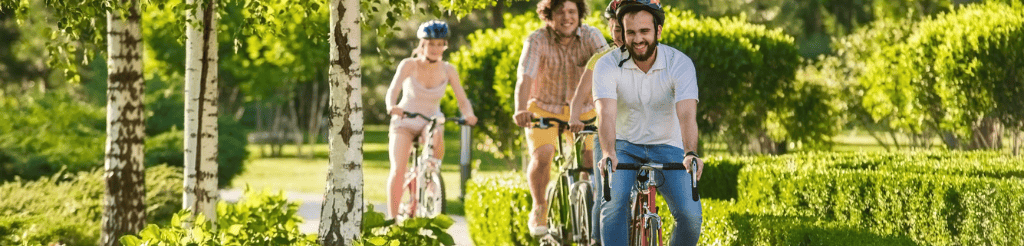 Un groupe de personnes à bicyclette